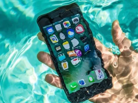 iPhone vẫn “sống sót” sau một năm “ngủ” dưới đáy hồ nước