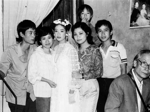 Xem ảnh cưới 34 năm trước của NSƯT Chiều Xuân mà xuýt xoa, nhan sắc thiếu nữ cứ phải gọi là đỉnh!