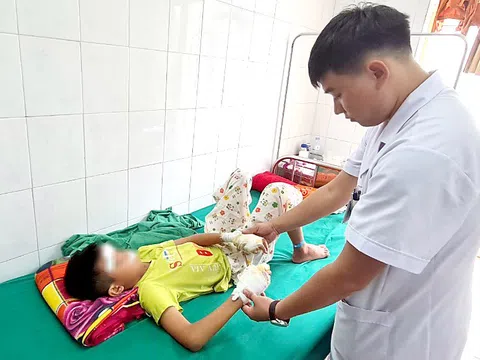Nghệ An: Pin phát nổ, bé 13 tuổi dập nát 2 bàn tay